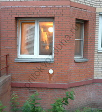 Наружная решетка на фасаде кирпичного дома